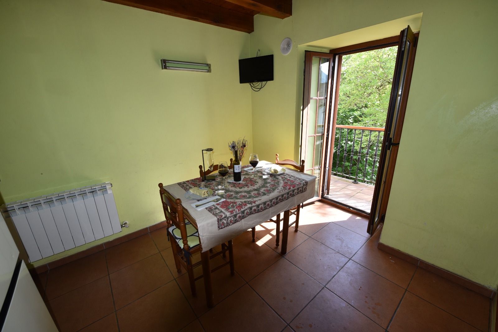 Salón con chimenea y madera